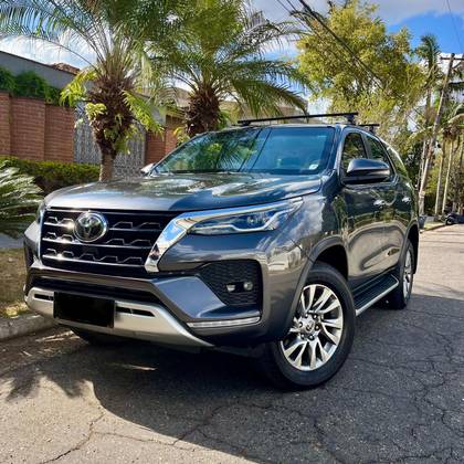 TOYOTA HILUX SW4 2.8 D-4D TURBO DIESEL SRX 4X4 AUTOMÁTICO